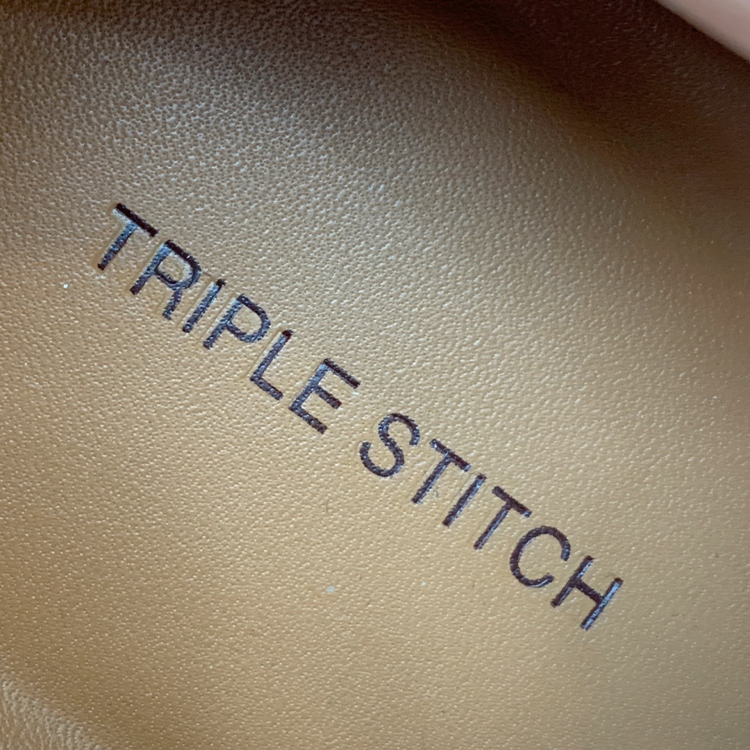 【Zegna】羊京麻绳底休闲鞋。饰有标志性三重交叉松紧细节，灵感源于三重手缝线迹造型，彰显了杰尼亚的悠久