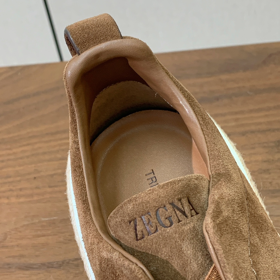 【Zegna】羊京麻绳底休闲鞋。饰有标志性三重交叉松紧细节，灵感源于三重手缝线迹造型，彰显了杰尼亚的悠久