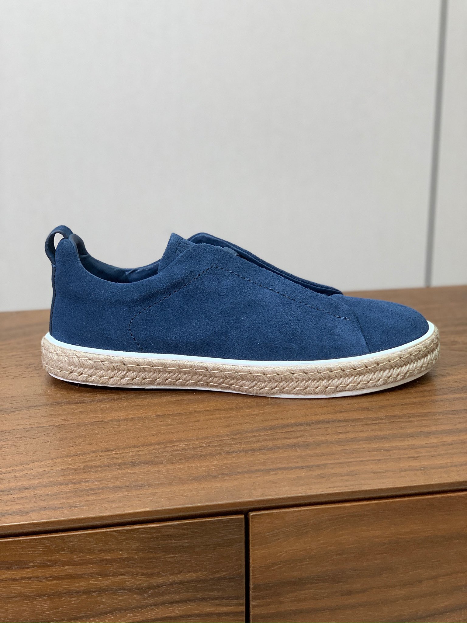 【Zegna】羊京麻绳底休闲鞋。饰有标志性三重交叉松紧细节，灵感源于三重手缝线迹造型，彰显了杰尼亚的悠久