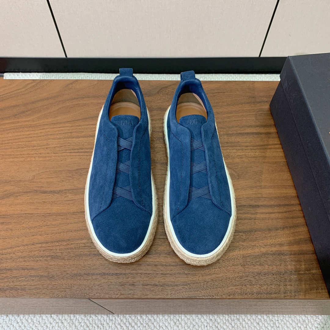 【Zegna】羊京麻绳底休闲鞋。饰有标志性三重交叉松紧细节，灵感源于三重手缝线迹造型，彰显了杰尼亚的悠久