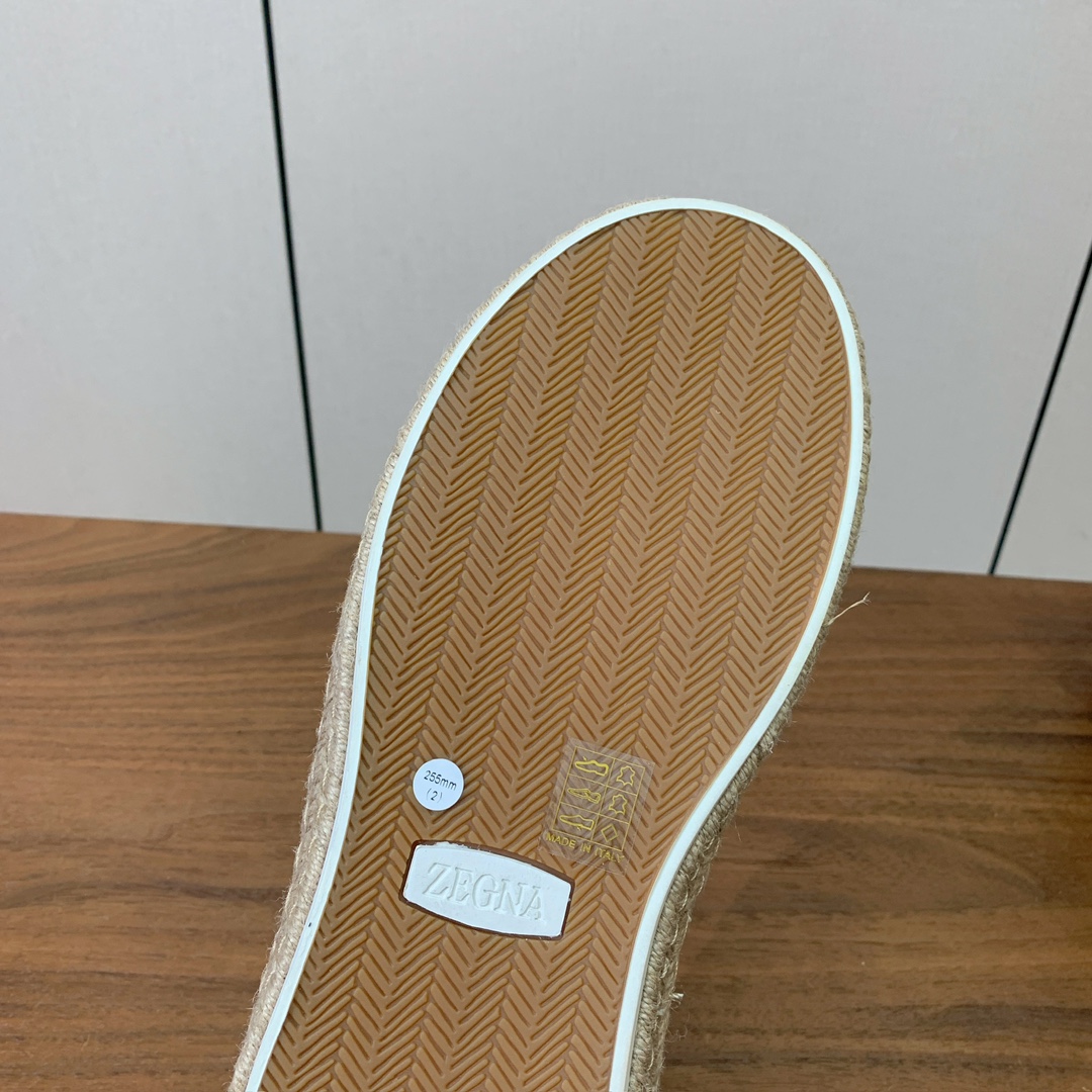 【Zegna】羊京麻绳底休闲鞋。饰有标志性三重交叉松紧细节，灵感源于三重手缝线迹造型，彰显了杰尼亚的悠久