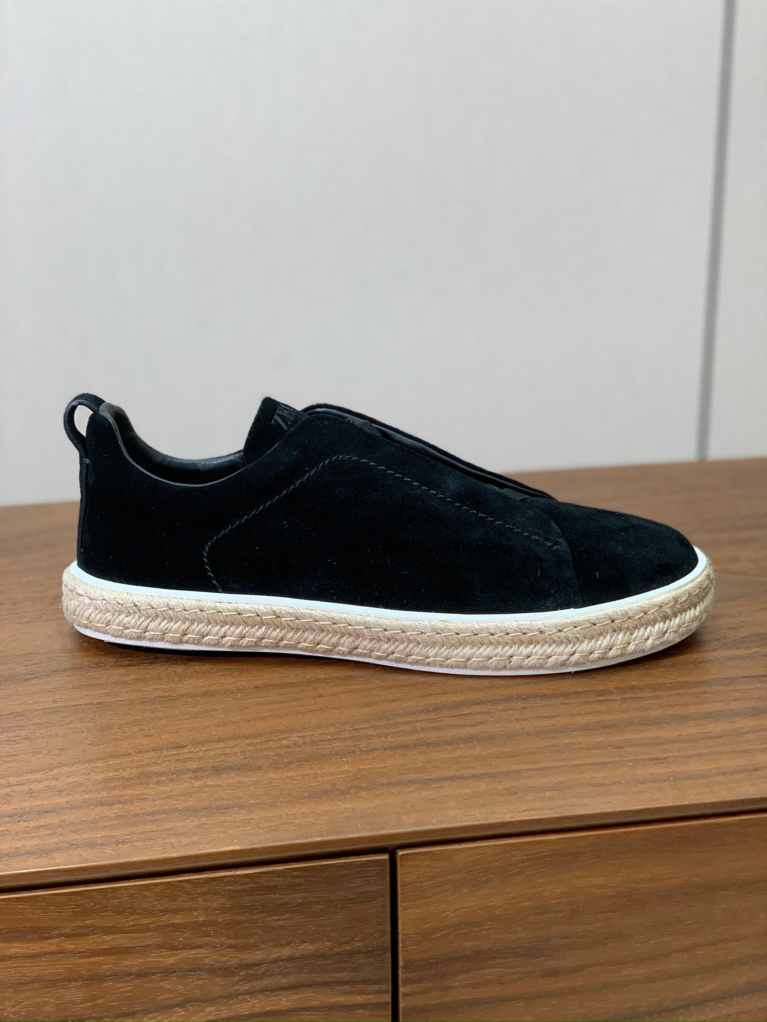 【Zegna】羊京麻绳底休闲鞋。饰有标志性三重交叉松紧细节，灵感源于三重手缝线迹造型，彰显了杰尼亚的悠久