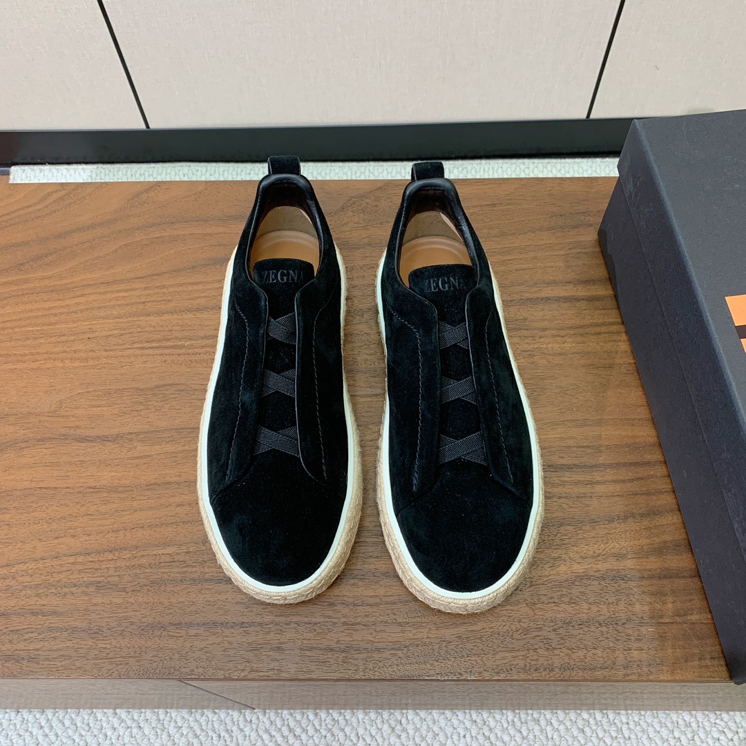 【Zegna】羊京麻绳底休闲鞋。饰有标志性三重交叉松紧细节，灵感源于三重手缝线迹造型，彰显了杰尼亚的悠久