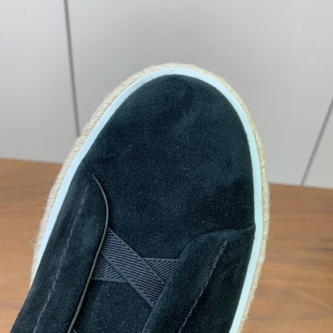 【Zegna】羊京麻绳底休闲鞋。饰有标志性三重交叉松紧细节，灵感源于三重手缝线迹造型，彰显了杰尼亚的悠久