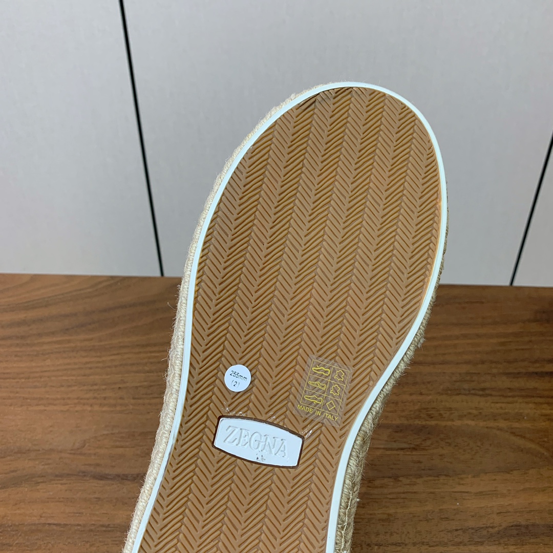 【Zegna】羊京麻绳底休闲鞋。饰有标志性三重交叉松紧细节，灵感源于三重手缝线迹造型，彰显了杰尼亚的悠久