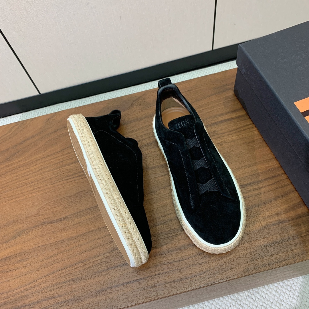 【Zegna】羊京麻绳底休闲鞋。饰有标志性三重交叉松紧细节，灵感源于三重手缝线迹造型，彰显了杰尼亚的悠久
