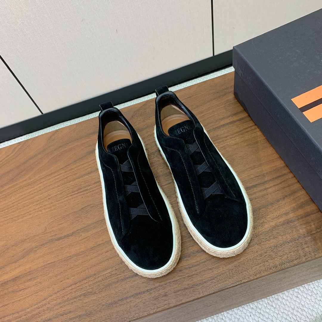 【Zegna】羊京麻绳底休闲鞋。饰有标志性三重交叉松紧细节，灵感源于三重手缝线迹造型，彰显了杰尼亚的悠久