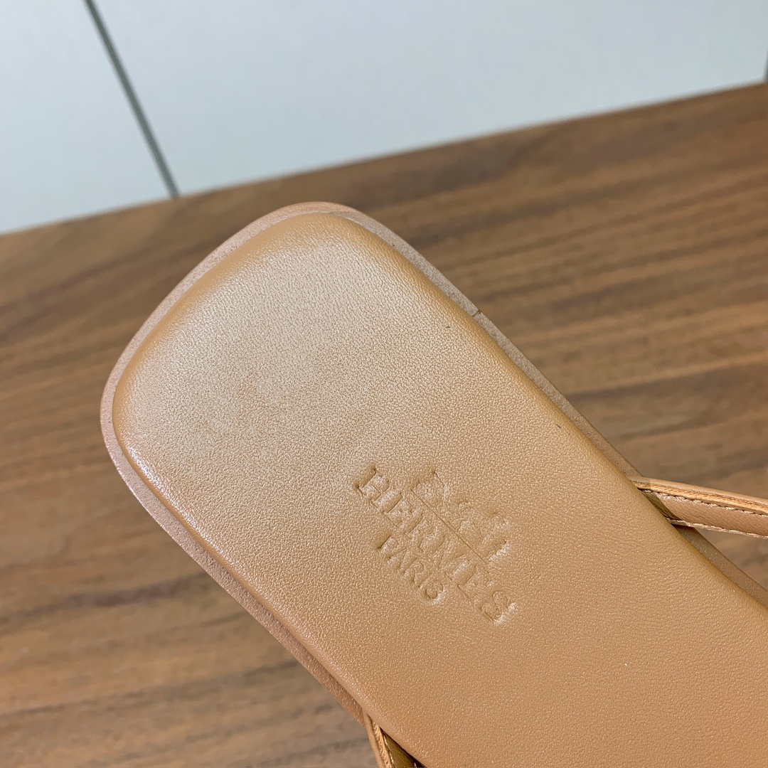 【Herm*s】经典kelly扣细带夹脚拖鞋。鞋面原版定制皮面，羊皮内里，原版意大利真皮大底码数：35-