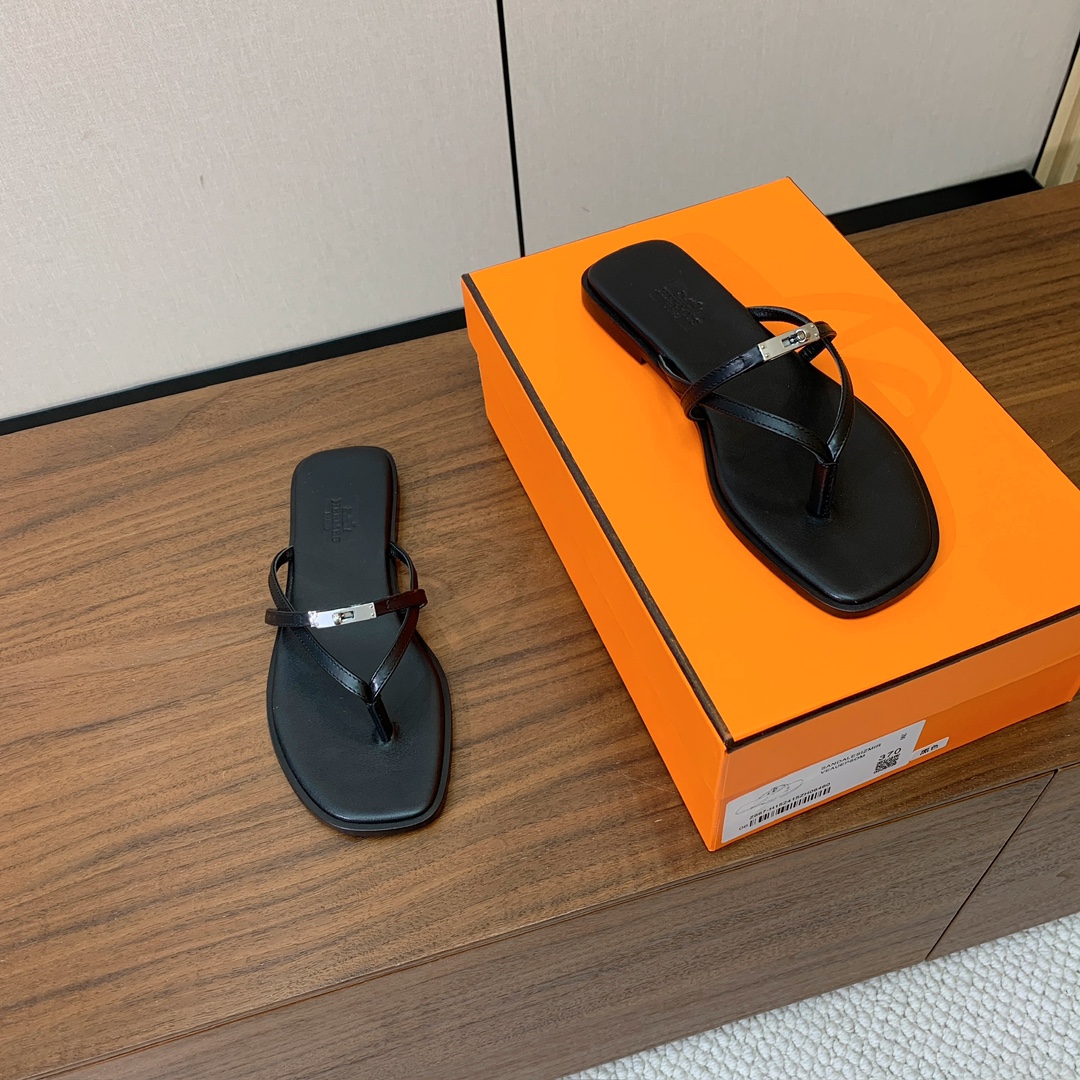 【Herm*s】经典kelly扣细带夹脚拖鞋。鞋面原版定制皮面，羊皮内里，原版意大利真皮大底码数：35-