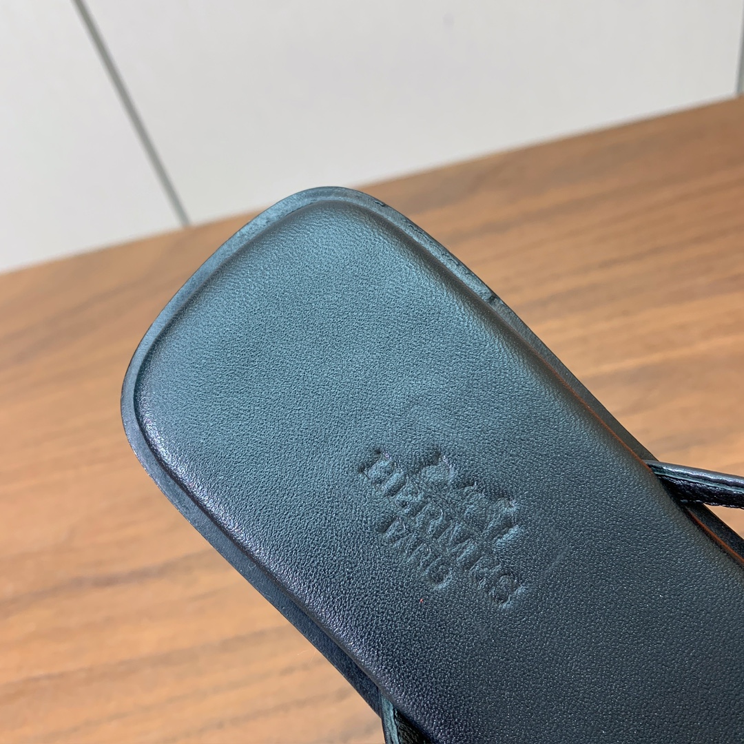 【Herm*s】经典kelly扣细带夹脚拖鞋。鞋面原版定制皮面，羊皮内里，原版意大利真皮大底码数：35-
