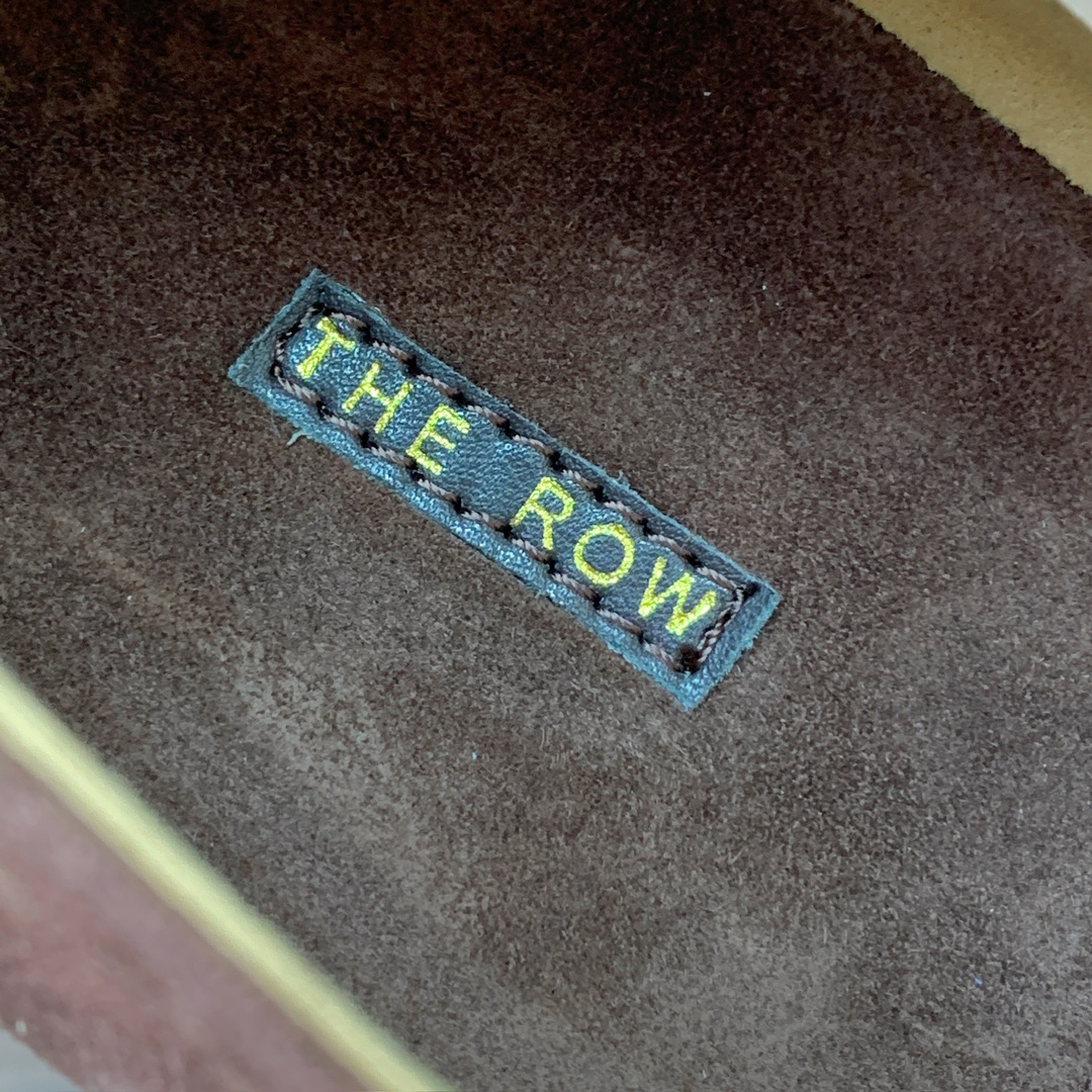 【The row】乐福鞋。带点复古味随意搭配都好看！各大网红博主都在穿它，前后无港宝，整个鞋子非常柔软，