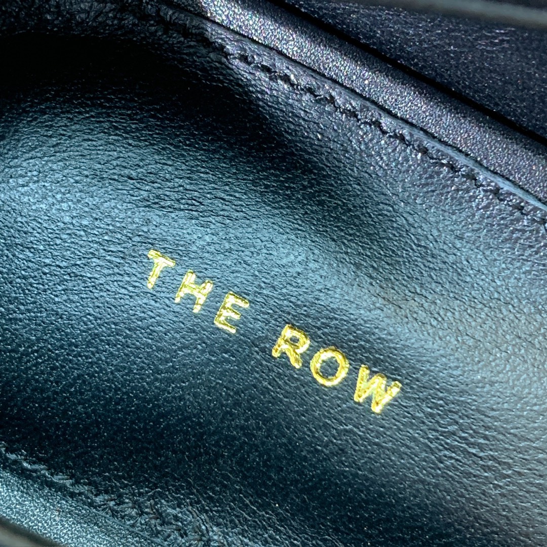 【The row】猫跟单鞋。无论你是搭配干练的西装裤还是飘逸的连衣裙都能完美适配。鞋面定制小牛皮，羊皮内