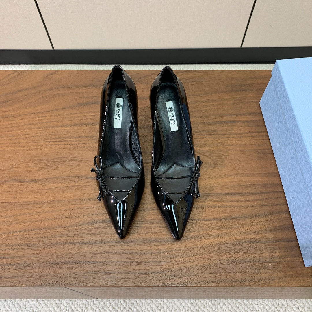 NO:723099,[Pra*a] Bow-knot shoes. Original last, top quality. Cowhide upper, patent leather. Imported sheepskin lining and feet. Genuine leather outsole, heel height 7.5cm, size 35-40 (40 pieces custom made, non-refundable). Batch, single shoes, prada, cowhide, sheepskin, Leather soles19860909【Pra*a】蝴蝶结单鞋.原版套楦,顶级品质.鞋面牛皮、漆皮.进口羊皮内里及垫脚.真皮大底,跟高7.5cm 码数35-40（40定做不退换） 批,单鞋,prada,cowhide,sheepskin,Leather soles,Women's Shoes