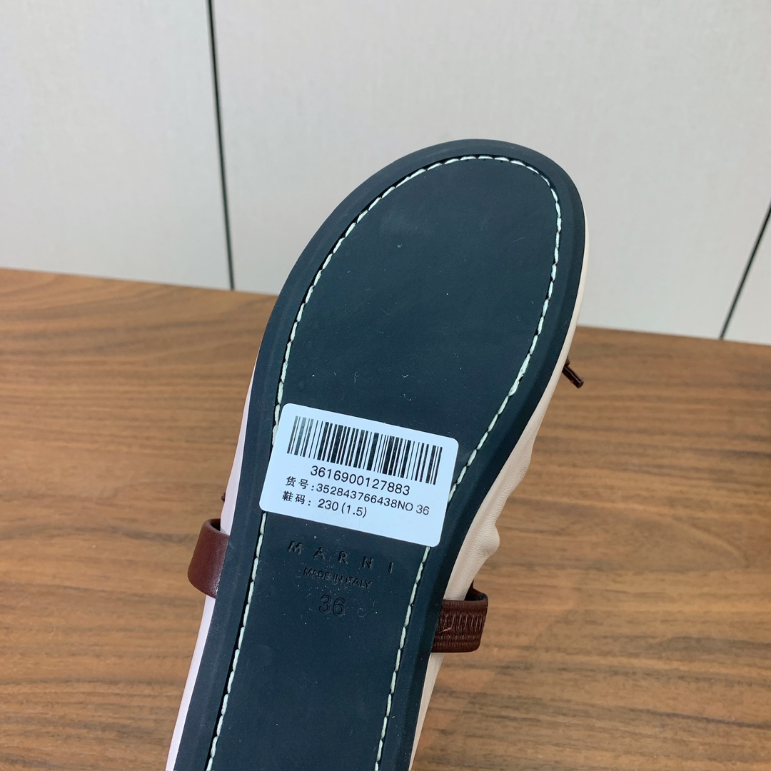【MARNI】褶皱平底单鞋。原版一致车线固特异，鞋面原版定制面料。羊皮垫脚。定制原版大底。码数：35-4