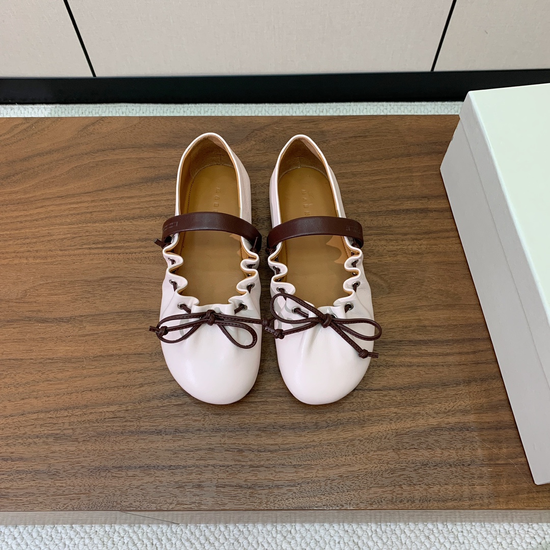 【MARNI】褶皱平底单鞋。原版一致车线固特异，鞋面原版定制面料。羊皮垫脚。定制原版大底。码数：35-4