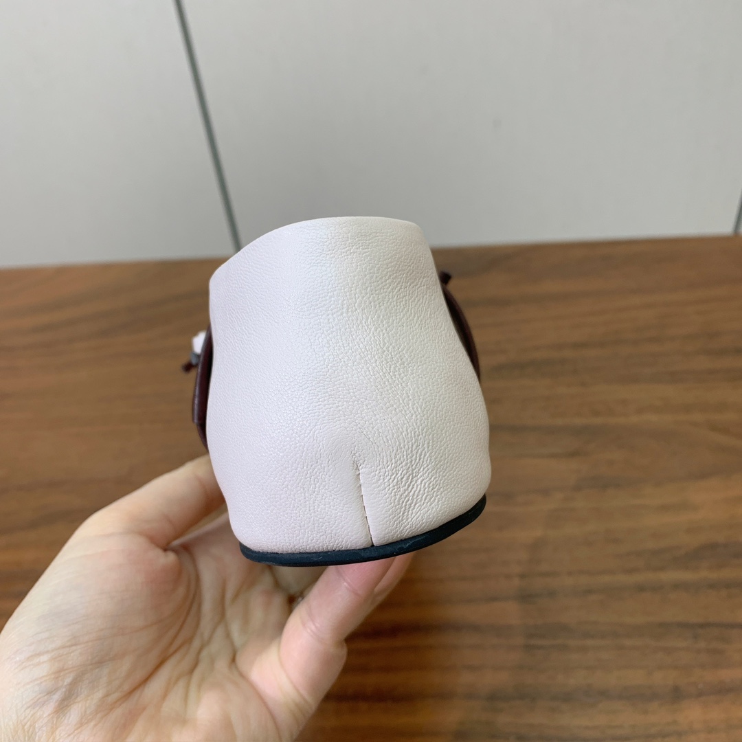 【MARNI】褶皱平底单鞋。原版一致车线固特异，鞋面原版定制面料。羊皮垫脚。定制原版大底。码数：35-4