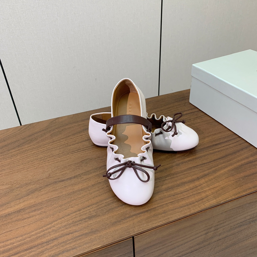【MARNI】褶皱平底单鞋。原版一致车线固特异，鞋面原版定制面料。羊皮垫脚。定制原版大底。码数：35-4