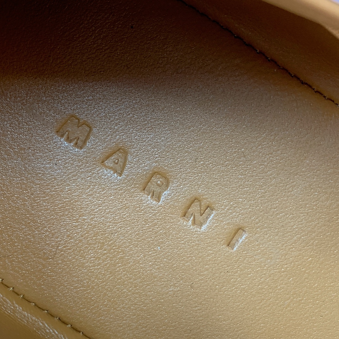 【MARNI】褶皱平底单鞋。原版一致车线固特异，鞋面原版定制面料。羊皮垫脚。定制原版大底。码数：35-4