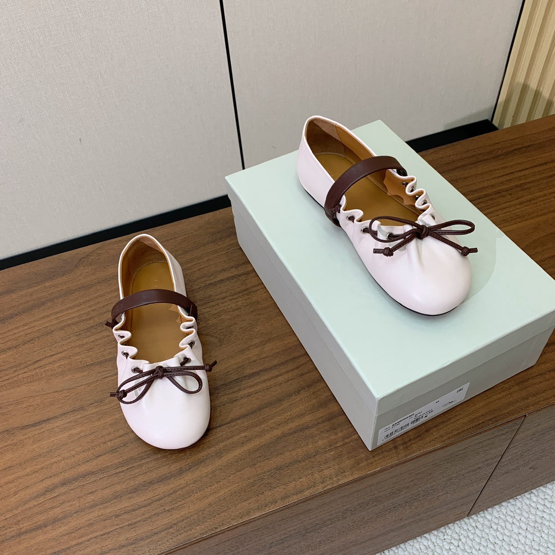 【MARNI】褶皱平底单鞋。原版一致车线固特异，鞋面原版定制面料。羊皮垫脚。定制原版大底。码数：35-4