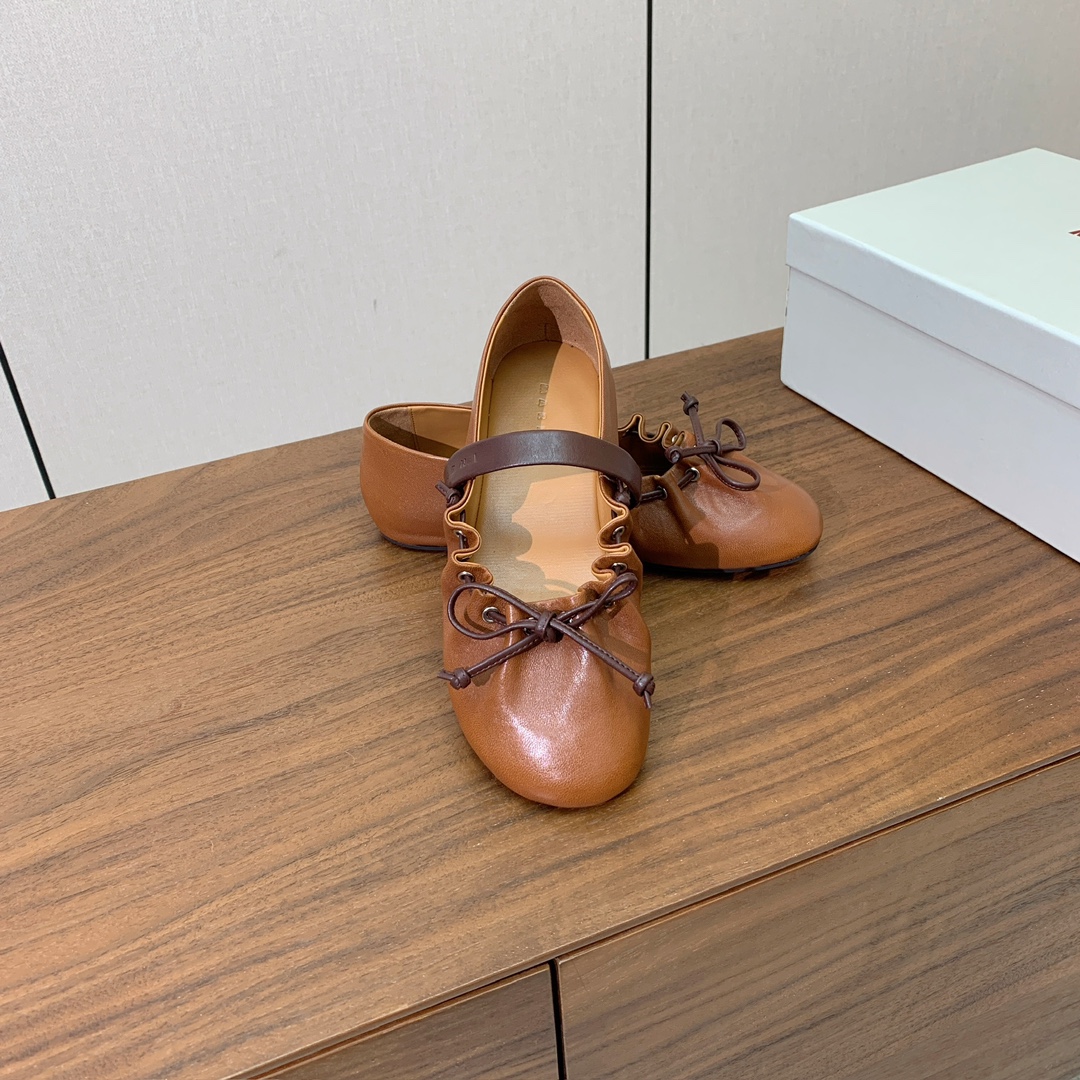 【MARNI】褶皱平底单鞋。原版一致车线固特异，鞋面原版定制面料。羊皮垫脚。定制原版大底。码数：35-4