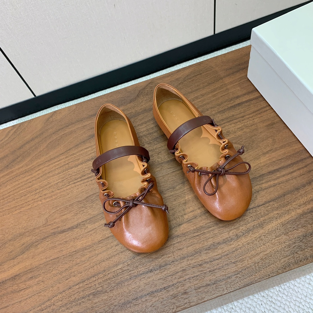 【MARNI】褶皱平底单鞋。原版一致车线固特异，鞋面原版定制面料。羊皮垫脚。定制原版大底。码数：35-4