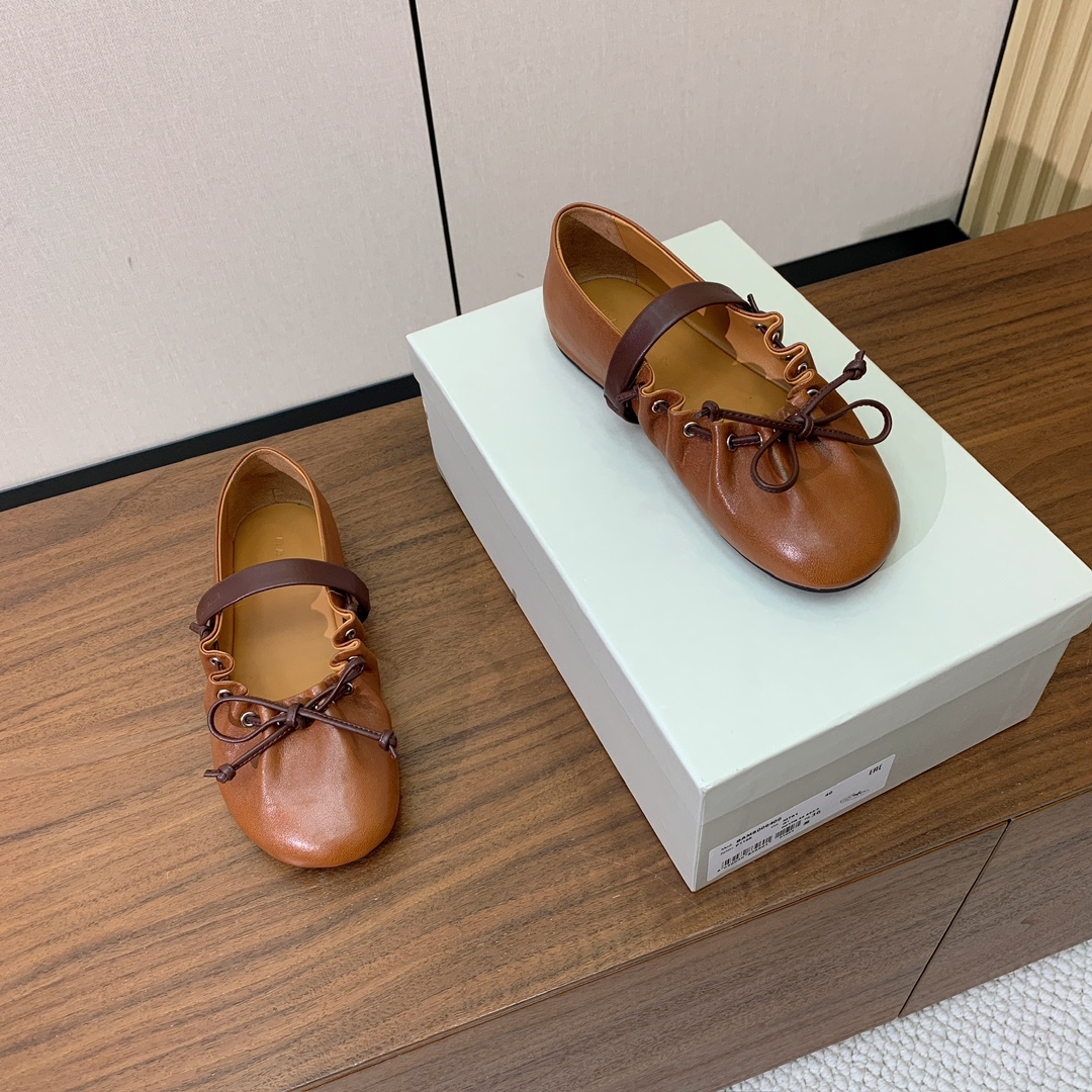 【MARNI】褶皱平底单鞋。原版一致车线固特异，鞋面原版定制面料。羊皮垫脚。定制原版大底。码数：35-4