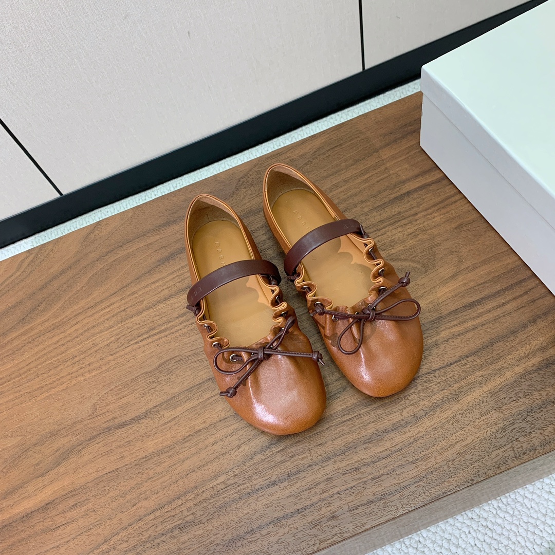 【MARNI】褶皱平底单鞋。原版一致车线固特异，鞋面原版定制面料。羊皮垫脚。定制原版大底。码数：35-4