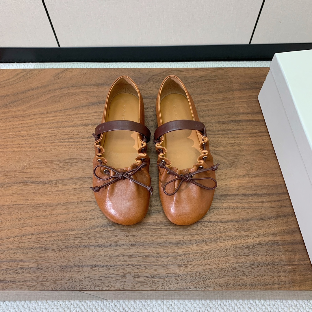 【MARNI】褶皱平底单鞋。原版一致车线固特异，鞋面原版定制面料。羊皮垫脚。定制原版大底。码数：35-4