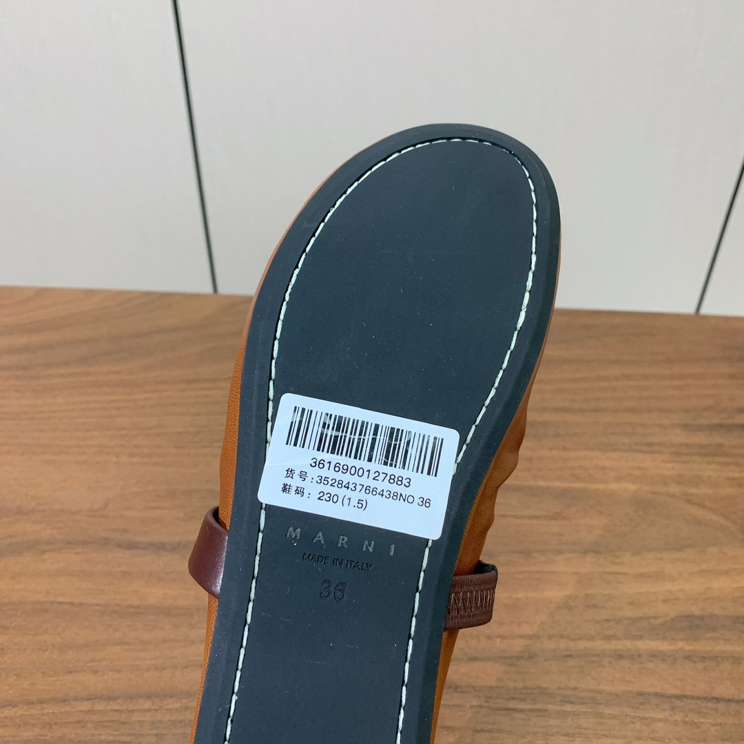 【MARNI】褶皱平底单鞋。原版一致车线固特异，鞋面原版定制面料。羊皮垫脚。定制原版大底。码数：35-4