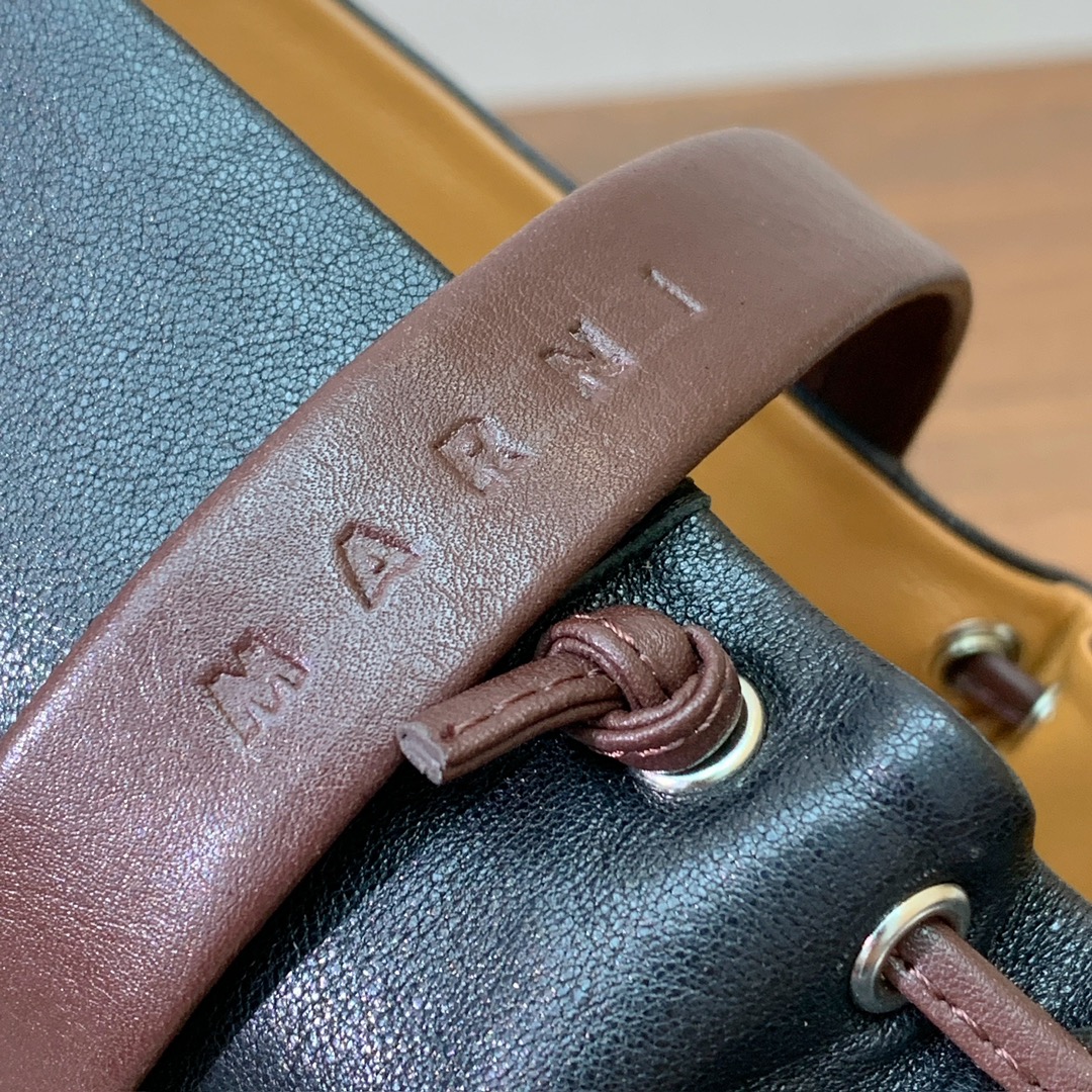 【MARNI】褶皱平底单鞋。原版一致车线固特异，鞋面原版定制面料。羊皮垫脚。定制原版大底。码数：35-4