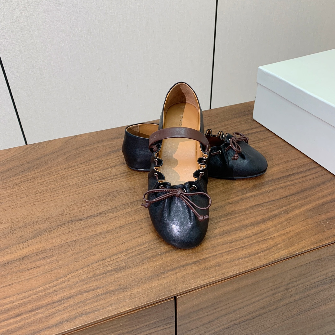【MARNI】褶皱平底单鞋。原版一致车线固特异，鞋面原版定制面料。羊皮垫脚。定制原版大底。码数：35-4