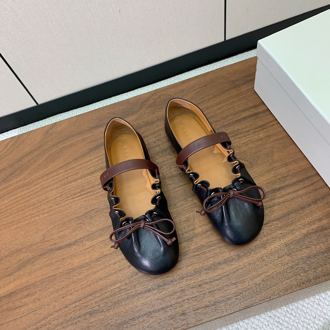 【MARNI】褶皱平底单鞋。原版一致车线固特异，鞋面原版定制面料。羊皮垫脚。定制原版大底。码数：35-4