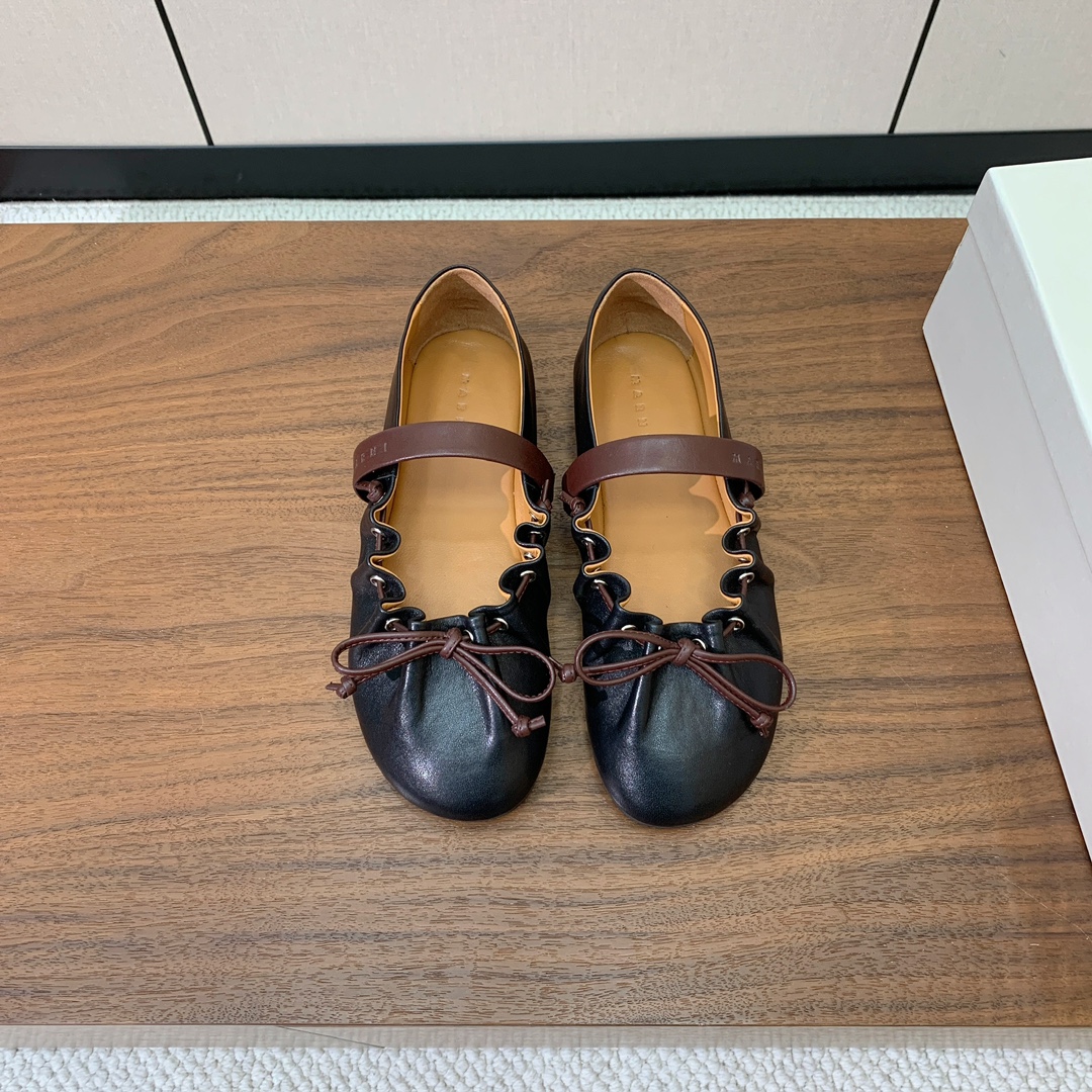【MARNI】褶皱平底单鞋。原版一致车线固特异，鞋面原版定制面料。羊皮垫脚。定制原版大底。码数：35-4