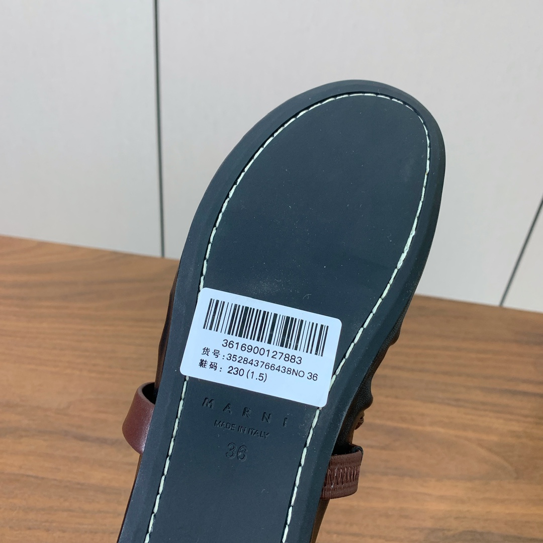 【MARNI】褶皱平底单鞋。原版一致车线固特异，鞋面原版定制面料。羊皮垫脚。定制原版大底。码数：35-4