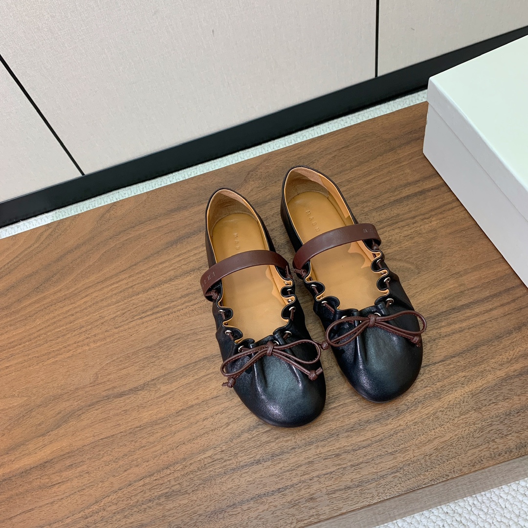 【MARNI】褶皱平底单鞋。原版一致车线固特异，鞋面原版定制面料。羊皮垫脚。定制原版大底。码数：35-4