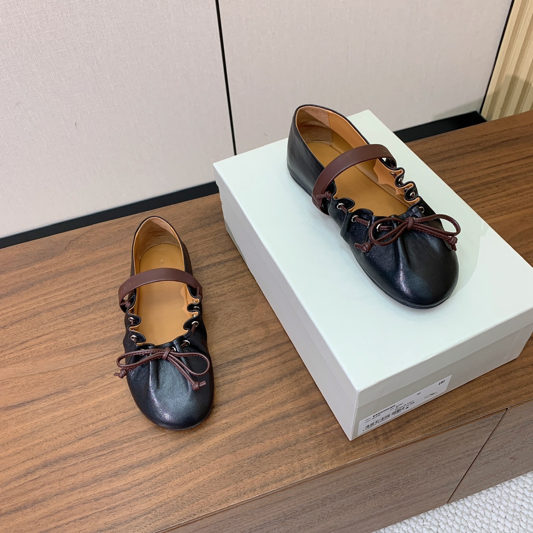 【MARNI】褶皱平底单鞋。原版一致车线固特异，鞋面原版定制面料。羊皮垫脚。定制原版大底。码数：35-4