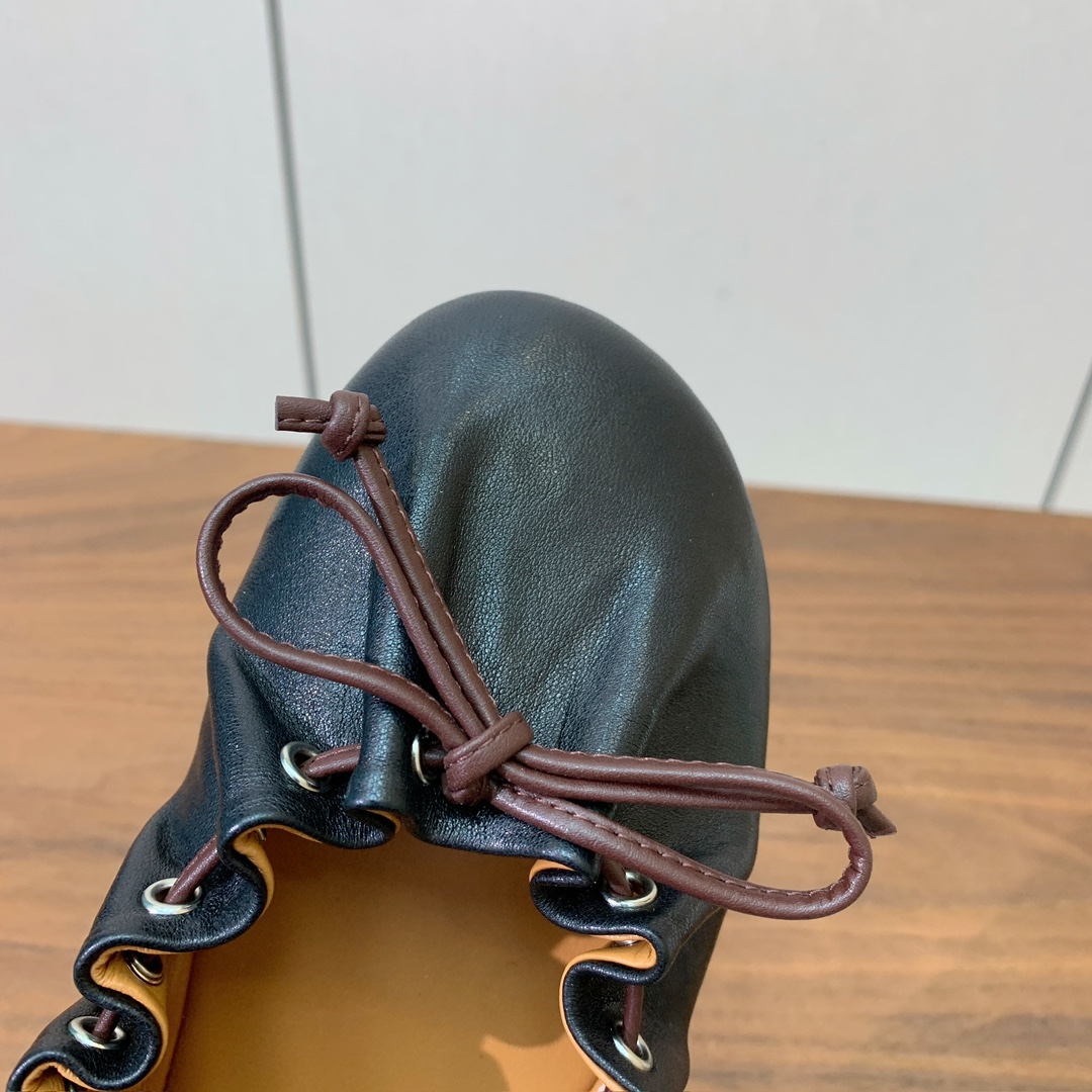 【MARNI】褶皱平底单鞋。原版一致车线固特异，鞋面原版定制面料。羊皮垫脚。定制原版大底。码数：35-4