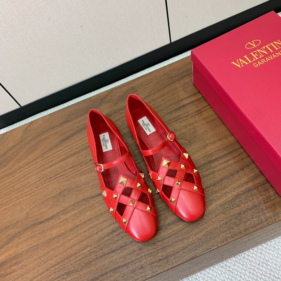 【Valent*no】圆头平底铆钉单鞋。名媛气质女人味十足，怎么搭配都好看。鞋面牛皮，羊皮内里及垫。真皮