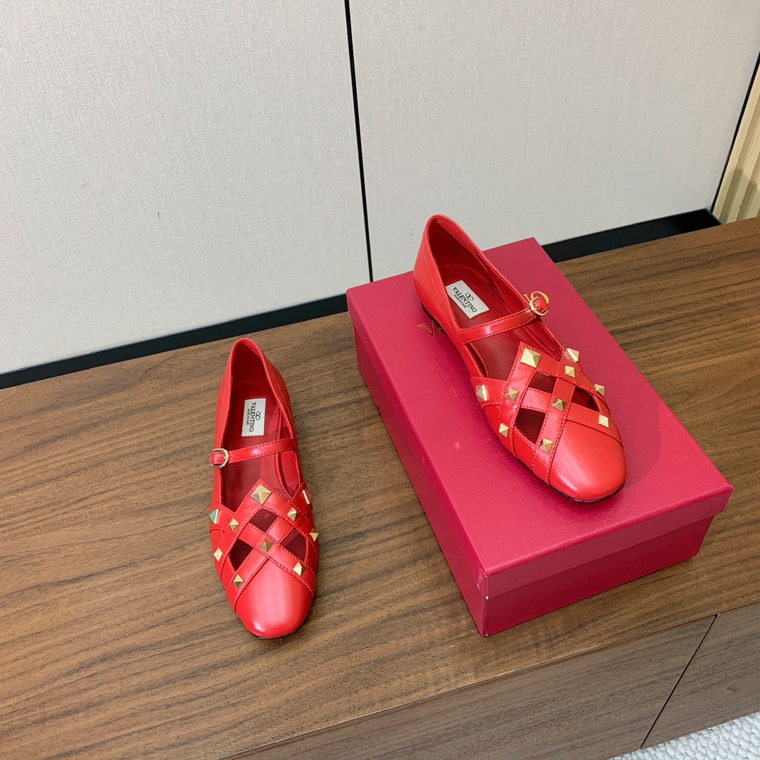 【Valent*no】圆头平底铆钉单鞋。名媛气质女人味十足，怎么搭配都好看。鞋面牛皮，羊皮内里及垫。真皮