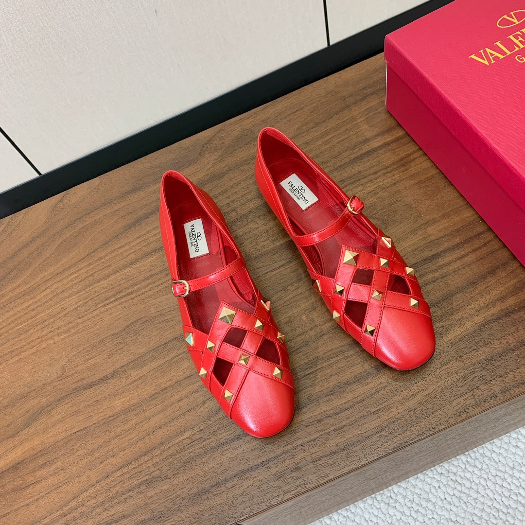 【Valent*no】圆头平底铆钉单鞋。名媛气质女人味十足，怎么搭配都好看。鞋面牛皮，羊皮内里及垫。真皮