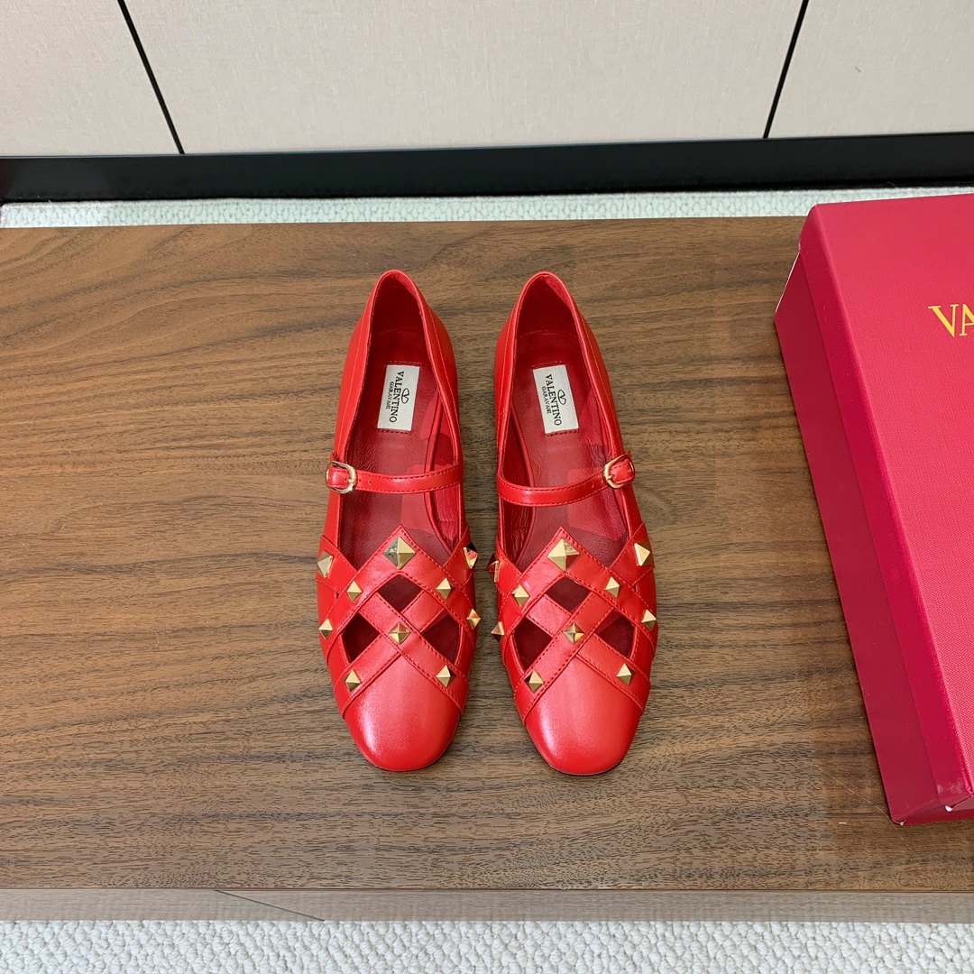 【Valent*no】圆头平底铆钉单鞋。名媛气质女人味十足，怎么搭配都好看。鞋面牛皮，羊皮内里及垫。真皮