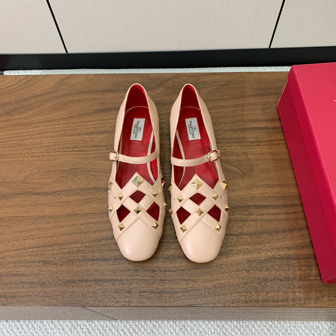 【Valent*no】圆头平底铆钉单鞋。名媛气质女人味十足，怎么搭配都好看。鞋面牛皮，羊皮内里及垫。真皮