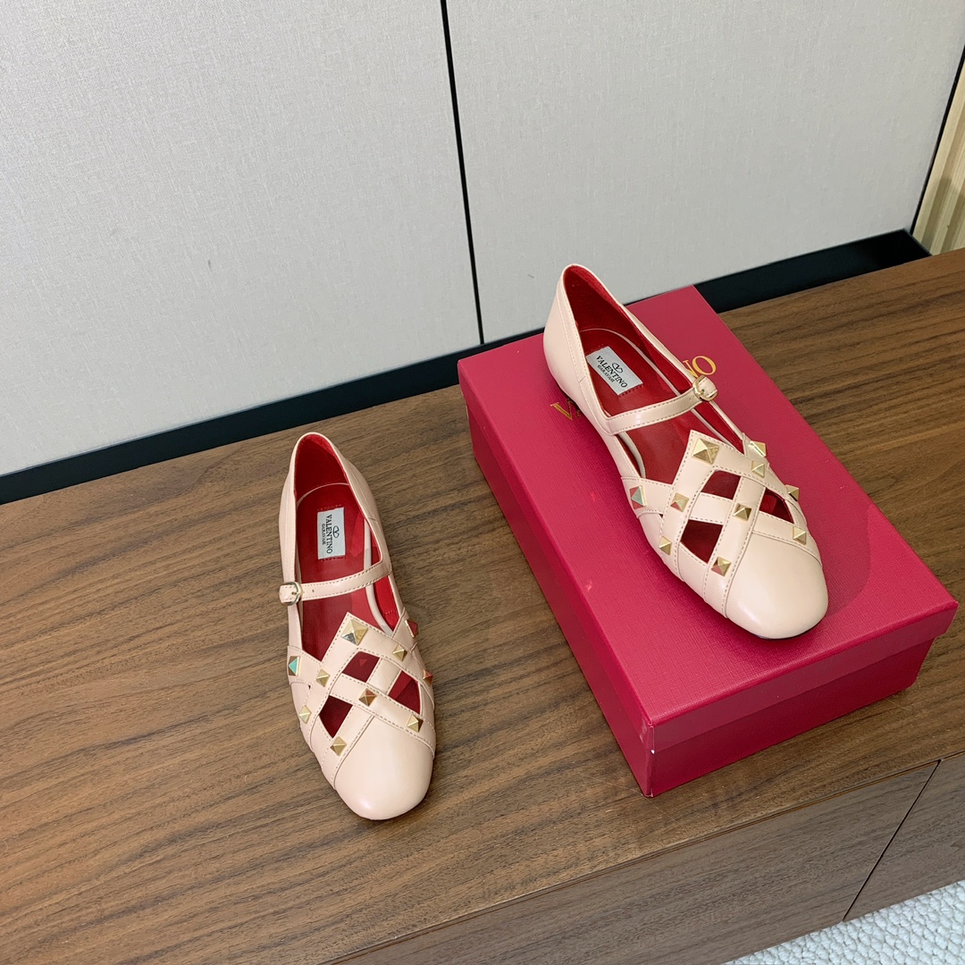 【Valent*no】圆头平底铆钉单鞋。名媛气质女人味十足，怎么搭配都好看。鞋面牛皮，羊皮内里及垫。真皮