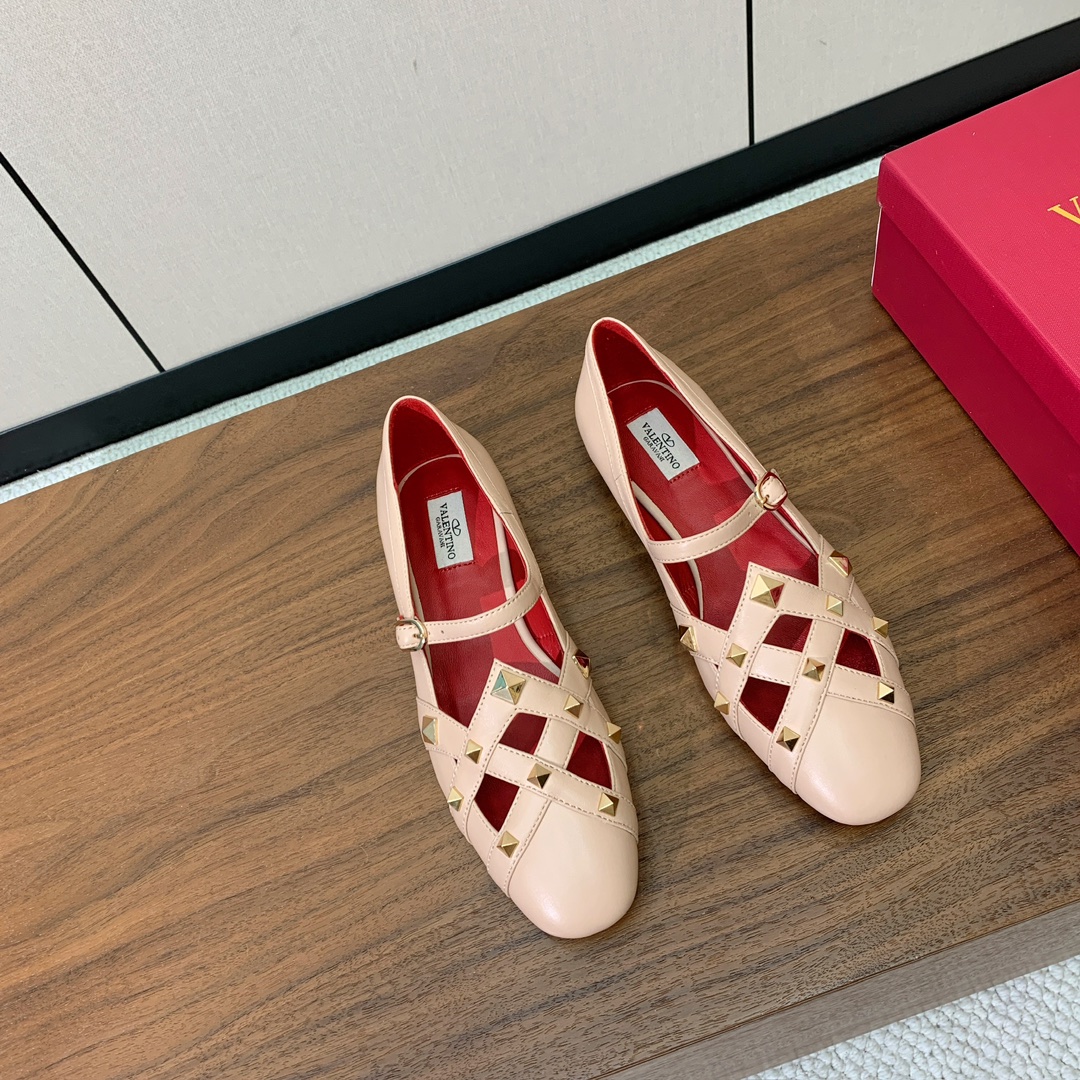 【Valent*no】圆头平底铆钉单鞋。名媛气质女人味十足，怎么搭配都好看。鞋面牛皮，羊皮内里及垫。真皮