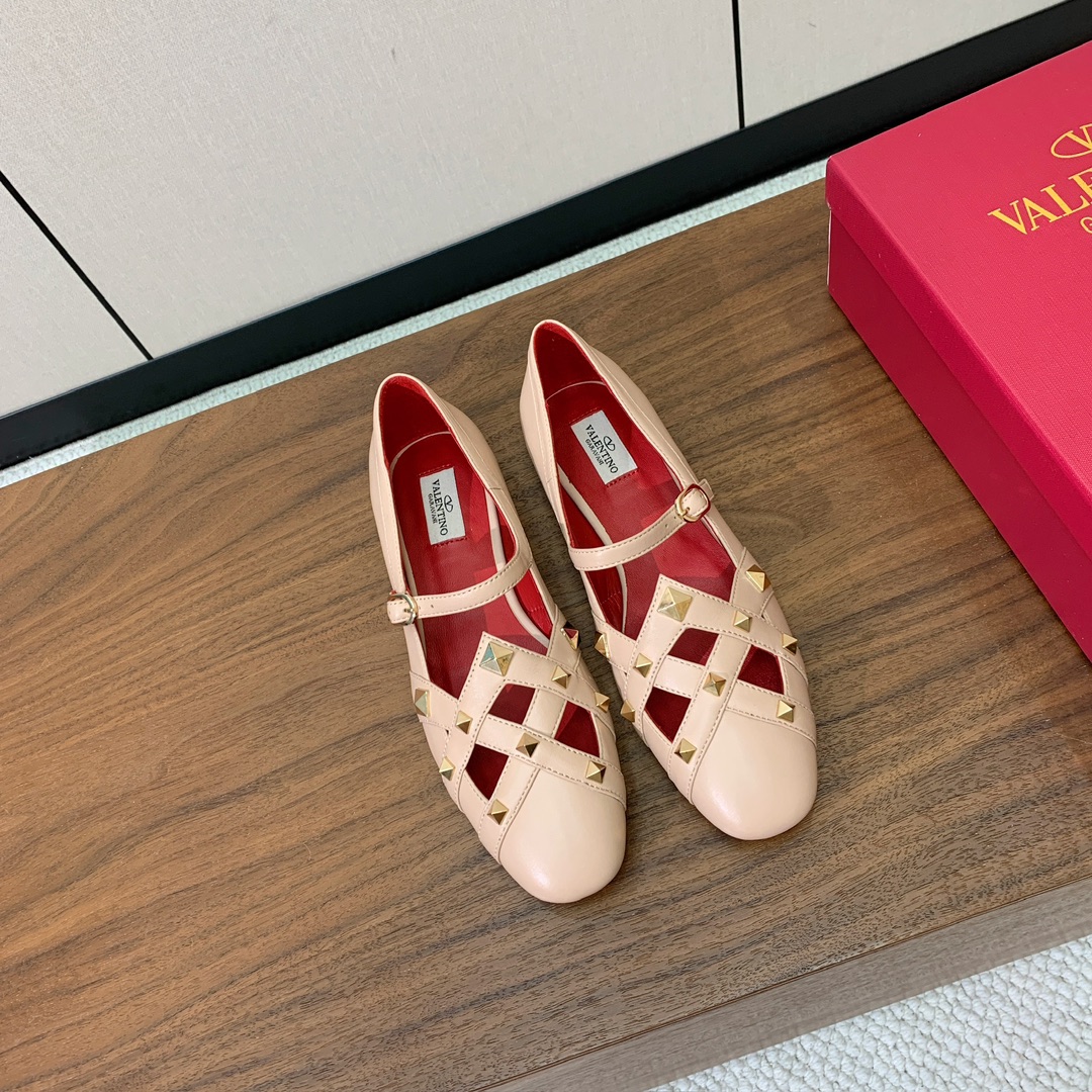 【Valent*no】圆头平底铆钉单鞋。名媛气质女人味十足，怎么搭配都好看。鞋面牛皮，羊皮内里及垫。真皮