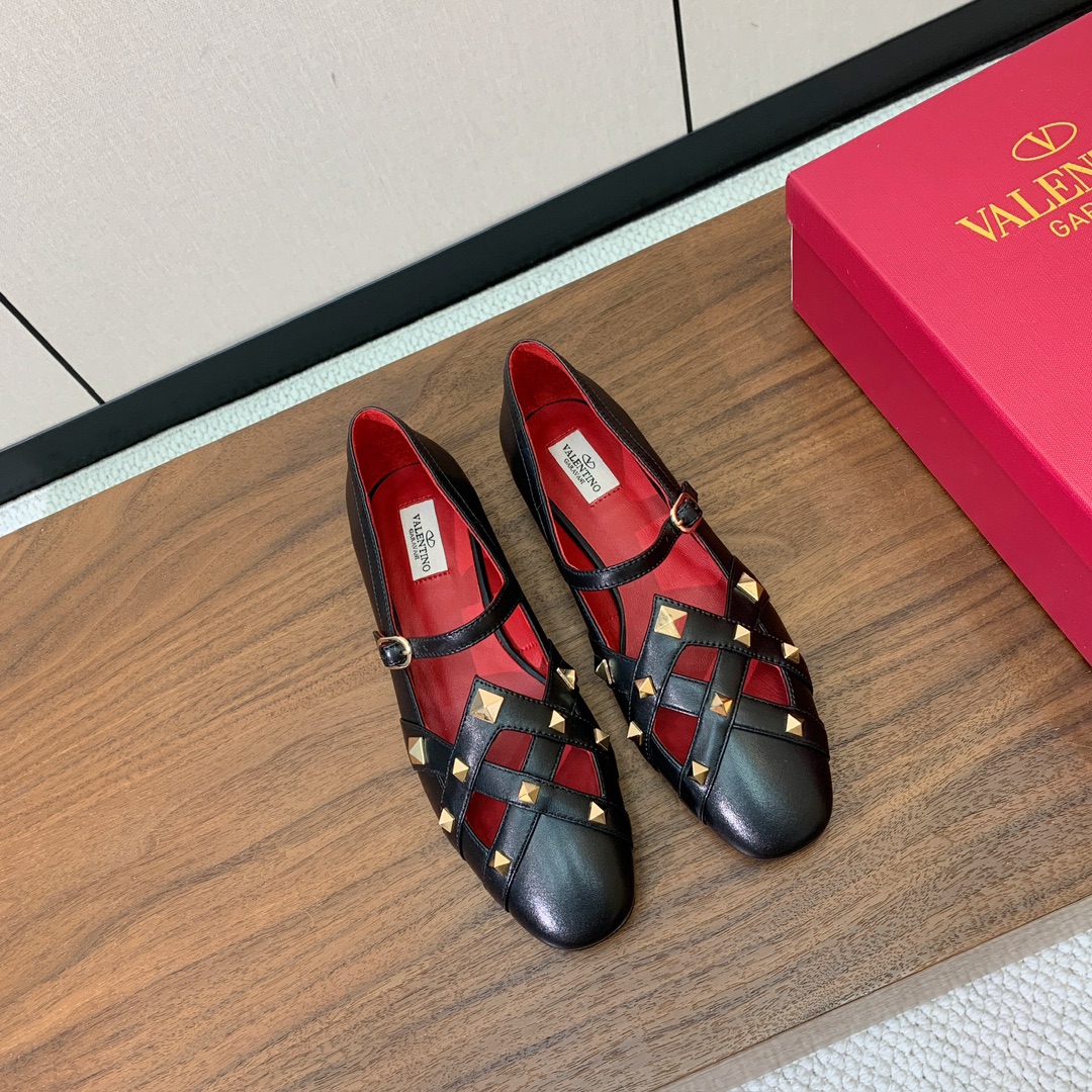 【Valent*no】圆头平底铆钉单鞋。名媛气质女人味十足，怎么搭配都好看。鞋面牛皮，羊皮内里及垫。真皮