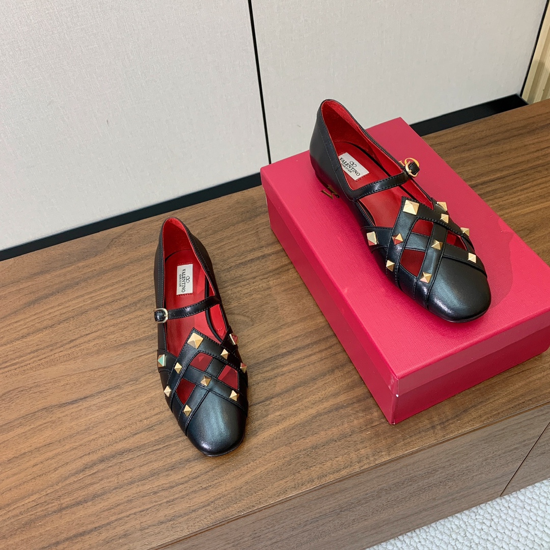 【Valent*no】圆头平底铆钉单鞋。名媛气质女人味十足，怎么搭配都好看。鞋面牛皮，羊皮内里及垫。真皮