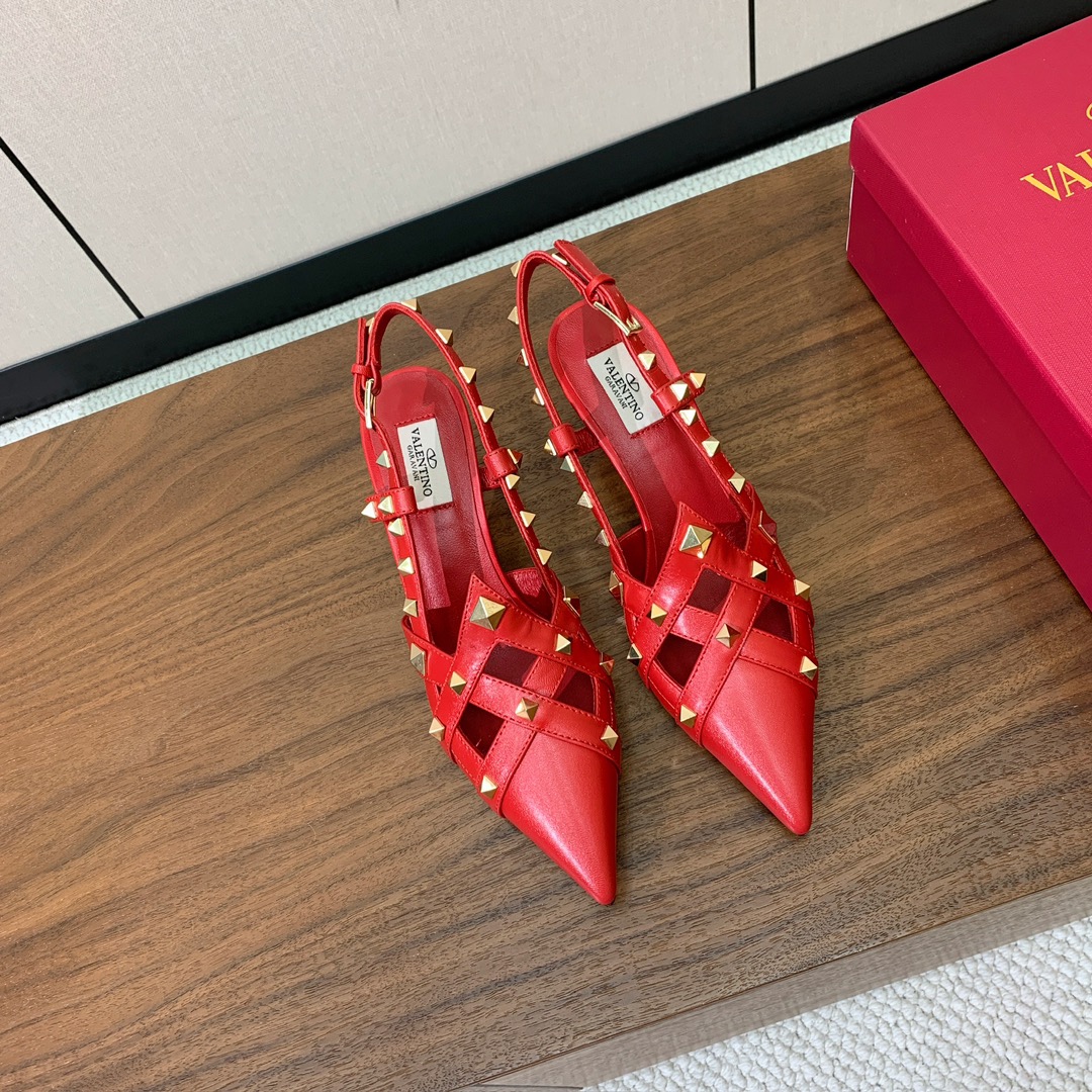 【Valent*no】尖头中跟铆钉单鞋。名媛气质女人味十足，怎么搭配都好看。鞋面牛皮，羊皮内里及垫。真皮