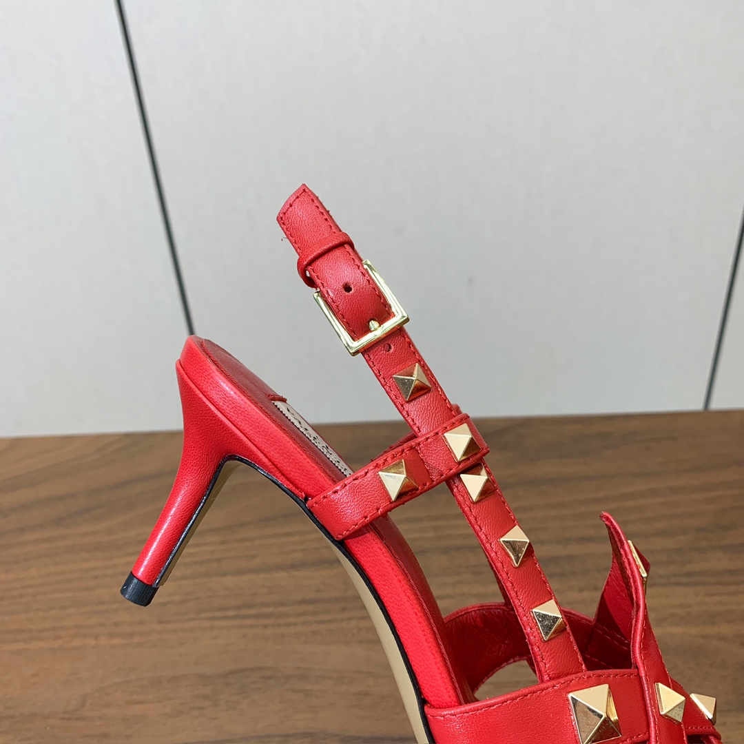 【Valent*no】尖头中跟铆钉单鞋。名媛气质女人味十足，怎么搭配都好看。鞋面牛皮，羊皮内里及垫。真皮