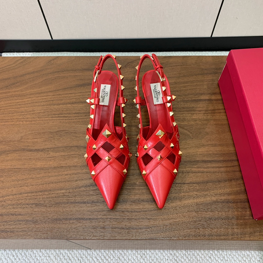 【Valent*no】尖头中跟铆钉单鞋。名媛气质女人味十足，怎么搭配都好看。鞋面牛皮，羊皮内里及垫。真皮